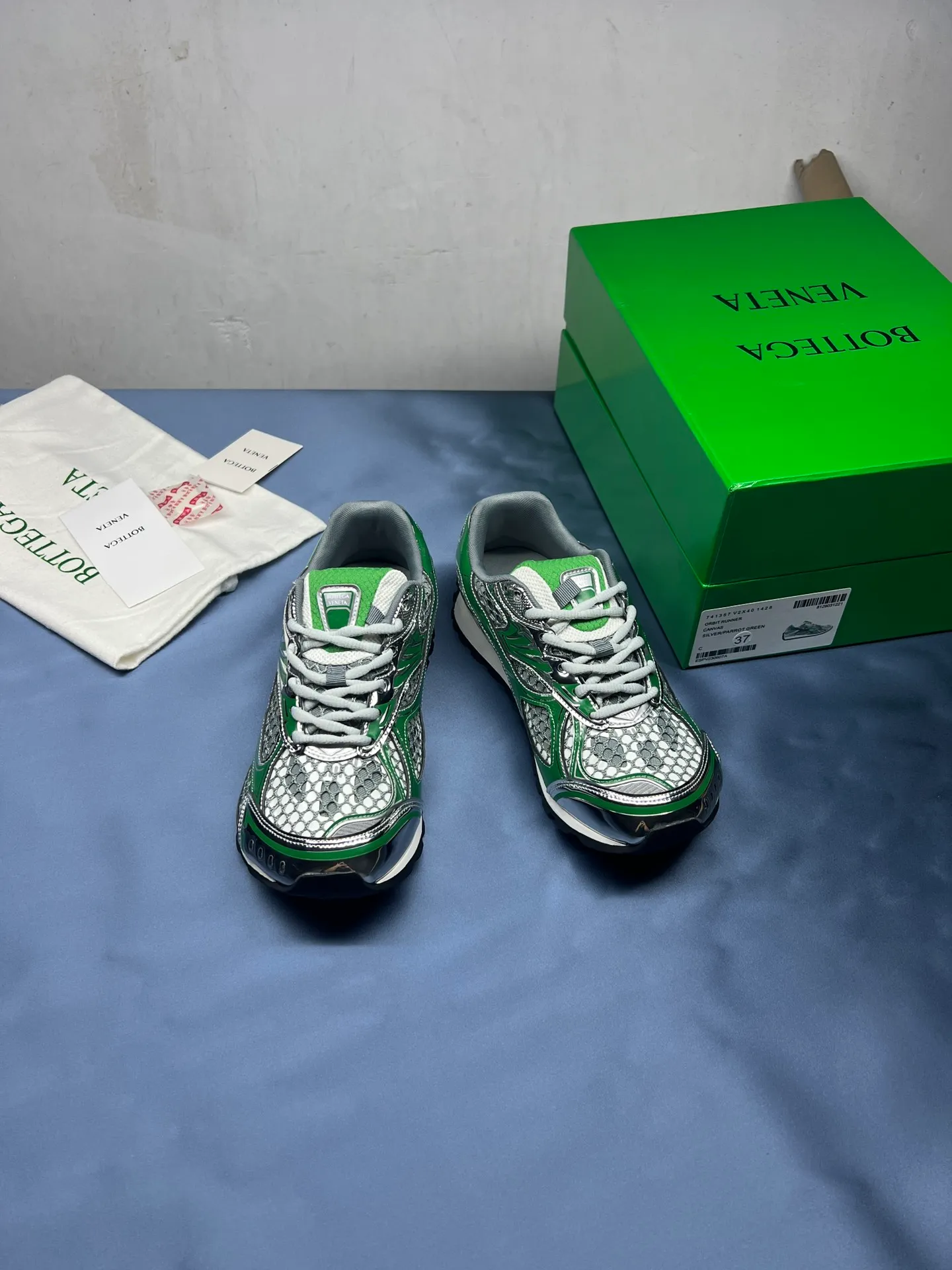 👟👟Ex-factory price 600👟👟 Men's size +10 Real photos 🔥🔥BV Orbit sneakers Wang Yibo's same style couple's dad shoes Runner sneakers, made of lightweight technical mesh fabric. Matched with geometric pattern designed rubber outsole, Wang Zha series high version. Look for the package technology. It is actually a lot taller, but the legs are still slim. Very nice, playable and durable. Matched to the standard💯 Package shoe technology. Look for the high version. The outsole is made of color-blocked TPU outsole. Women's model 35 36 37 38 39 40 41 42 (40 41 42 43 44 45 customized) (Customer logo can be accepted without refund or exchange at a favorable price) Equipped with original packaging